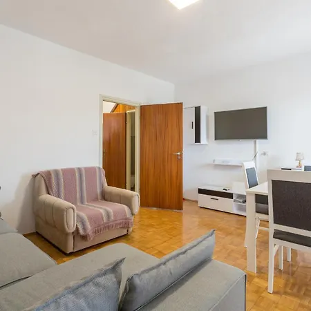 1 Bedroom Amazing In Funtana